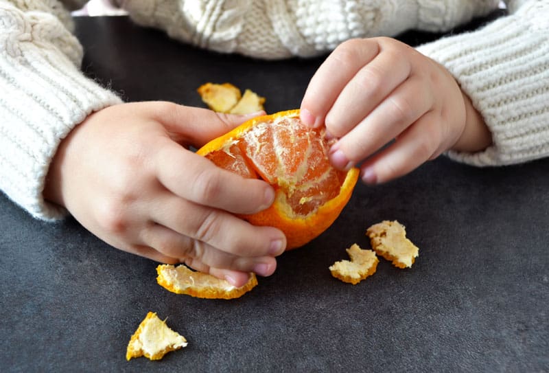 comiendo mandarinas