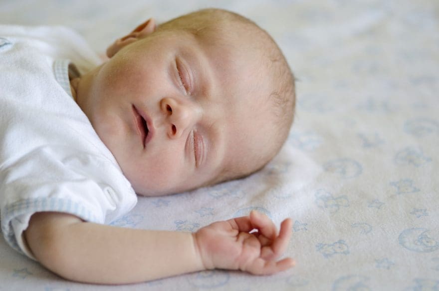 Recién nacido dormido durante el cribado neonatal