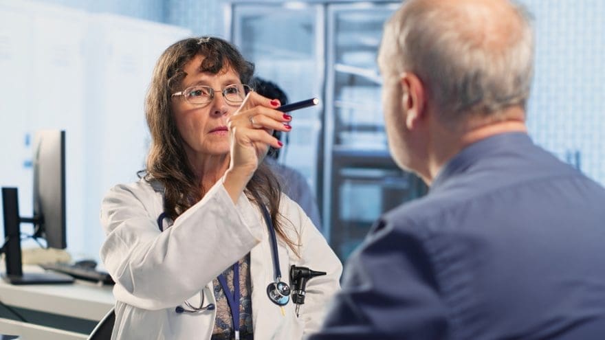 Médico examinando a un paciente tras un golpe en la cabeza para descartar una conmoción cerebral